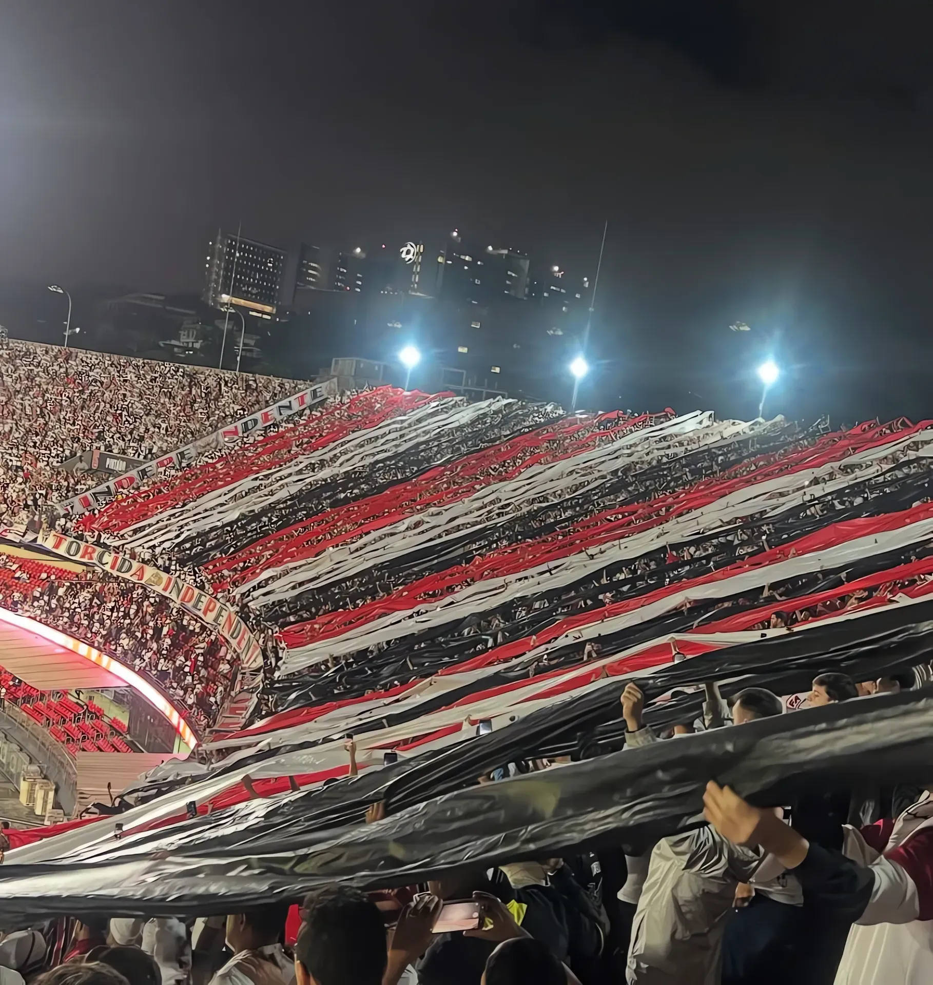 Faixa da Torcida Independente à noite