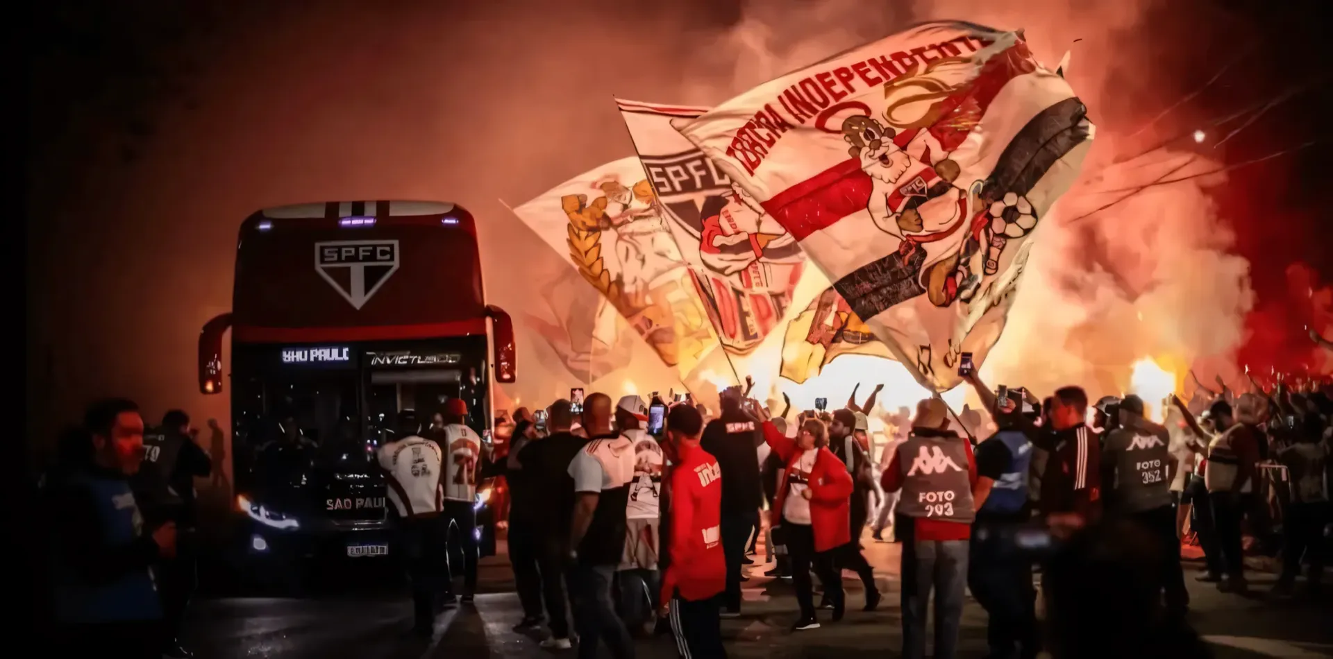 Torcida Independente cantando no estádio