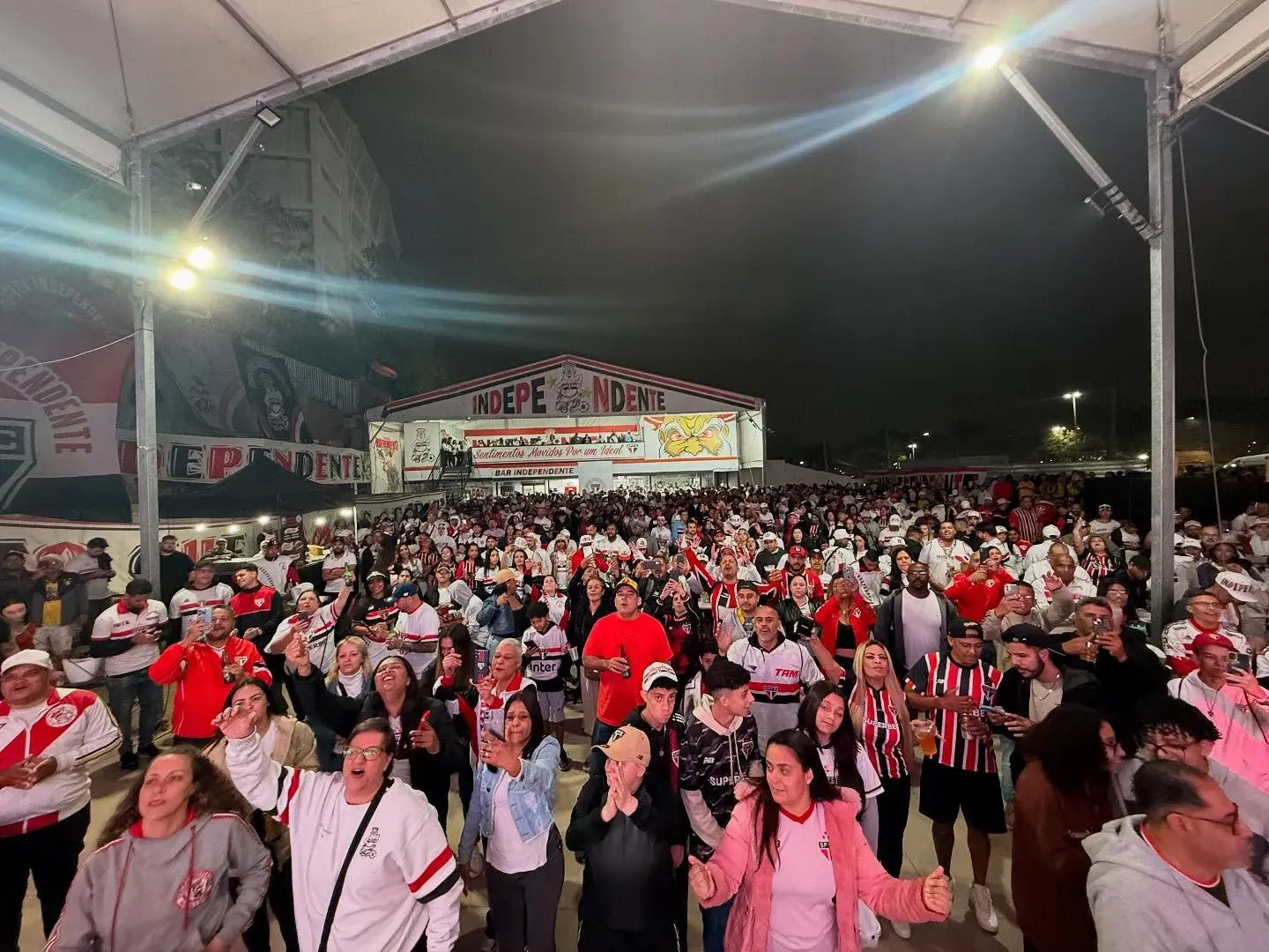 Torcedores na sede da Independente
