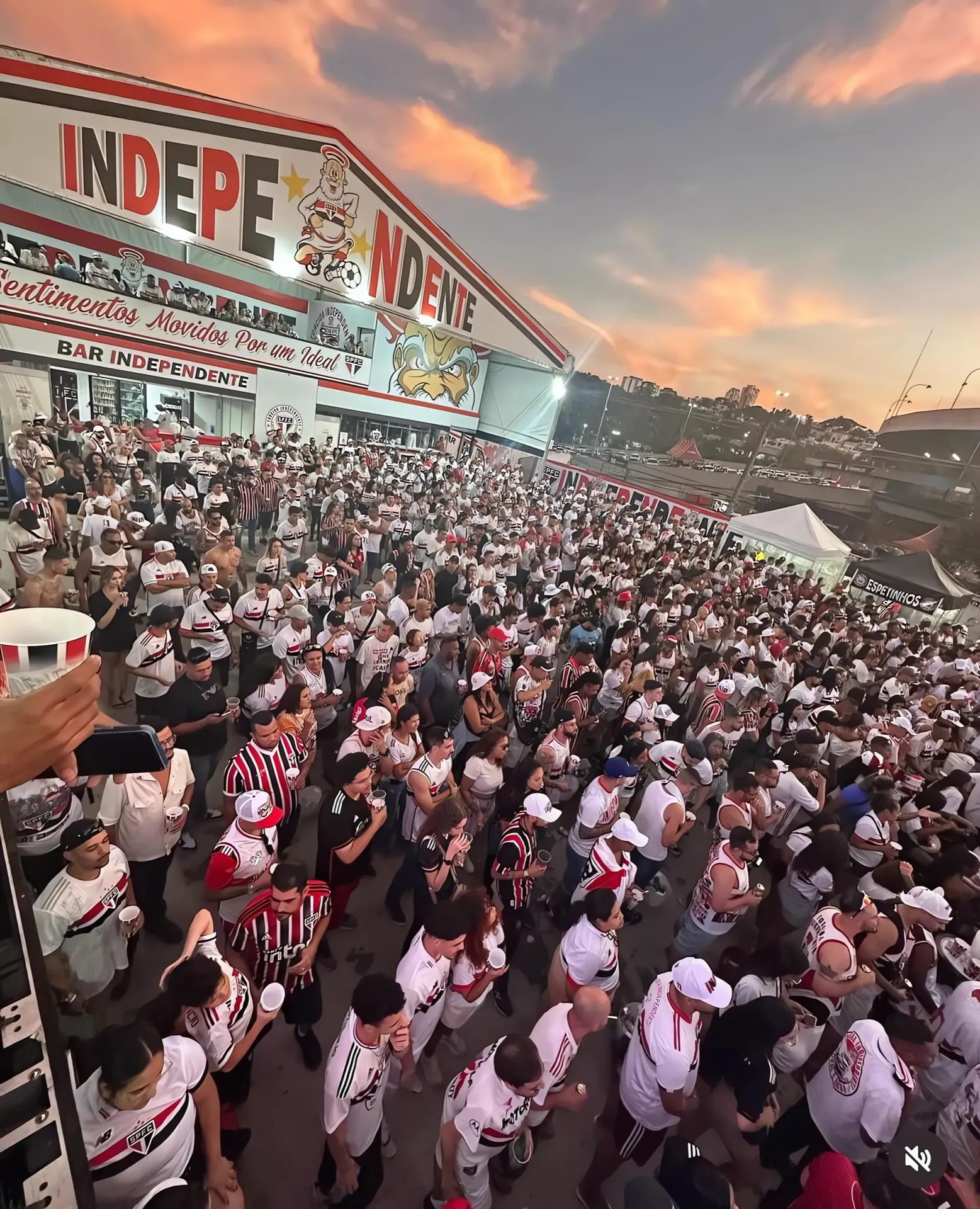 Torcedores na sede da Independente