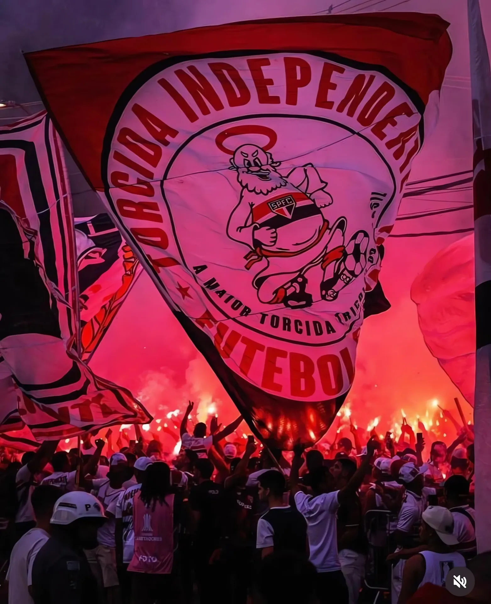 Bandeirão na recepção com sinalizadores