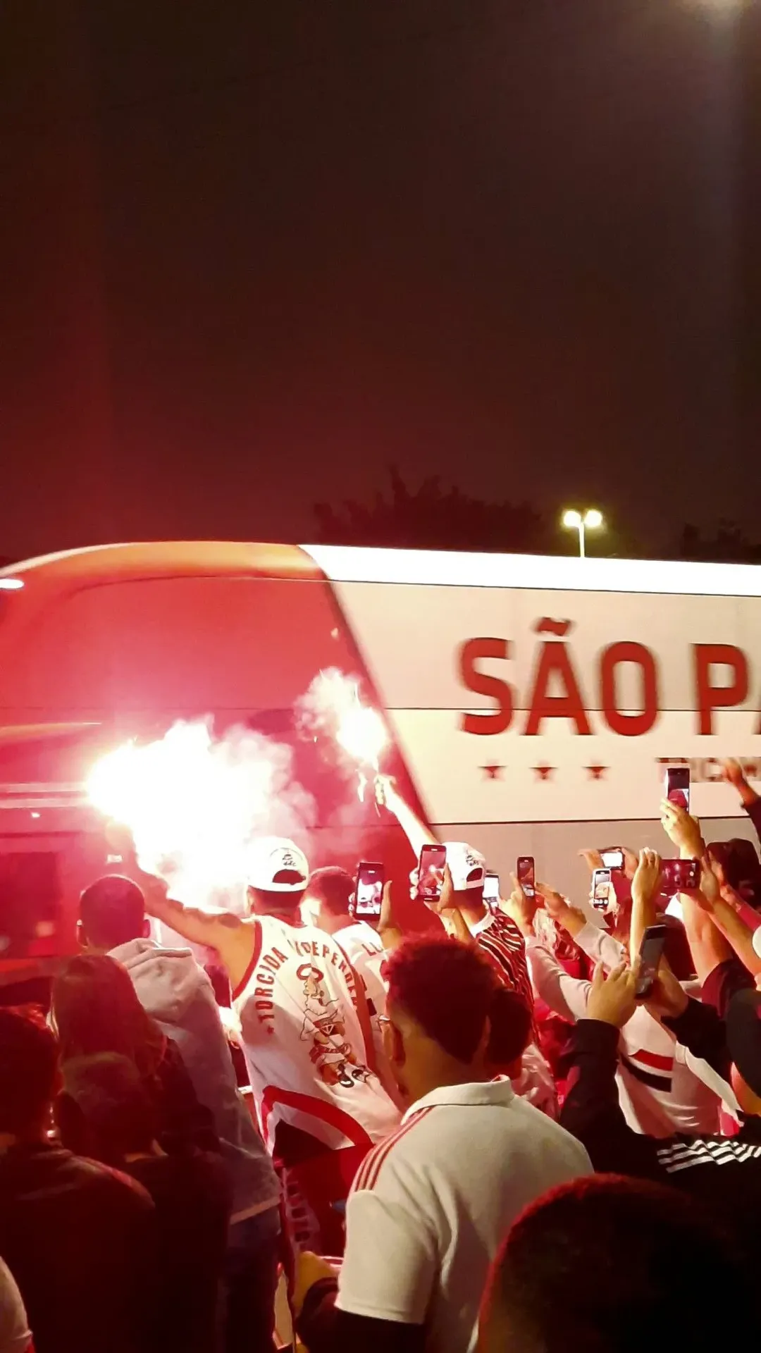 Torcedores na recepção do time