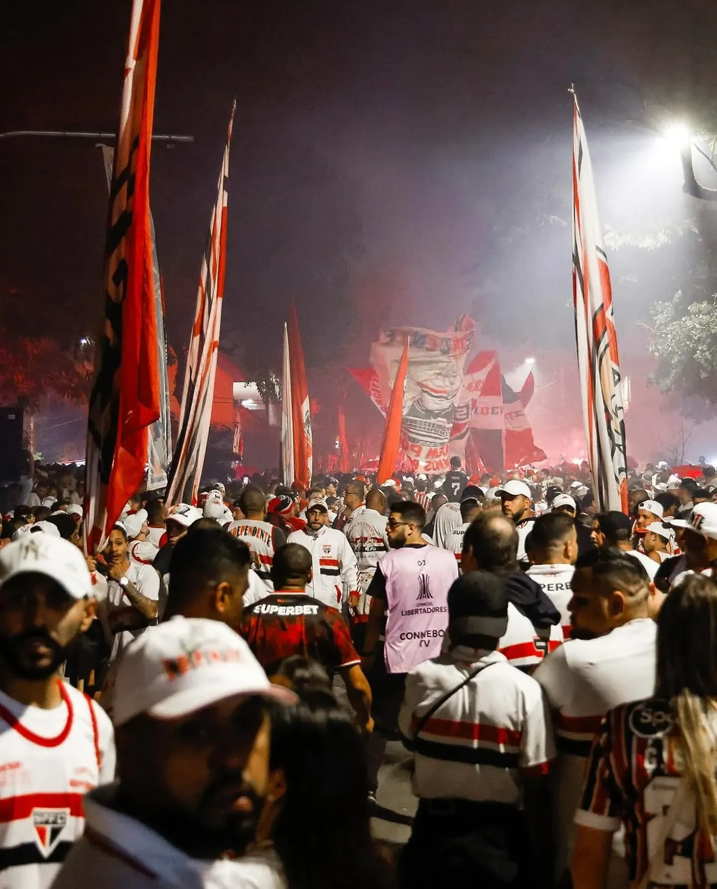 Recepção com bandeiras e sinalizadores